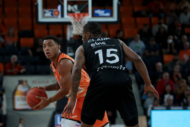 何在困境中 何在困境中